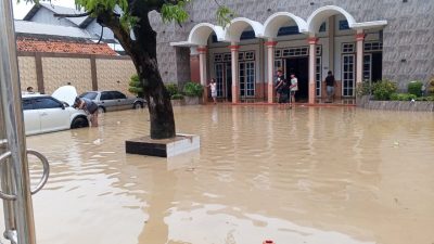 banjir-terparah-ketanggungan-brebes-desa-dukuhturi-terendam-jalur-utama-lumpuh