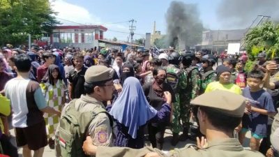 penertiban-kios-satando-makassar-ricuh-warga-lempar-petasan