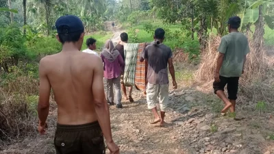 ibu-sesar-ditandu-jalan-rusak-pandeglang-desa-turus