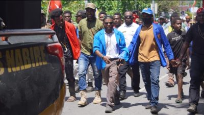 demo-maheshwa-nabire-tarik-militer-distrik-kembru-papua-tengah