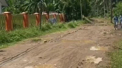jalan-sman-15-pandeglang-berlumpur-licin-viral-2026