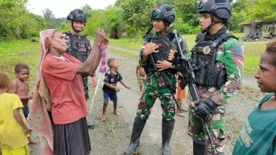 dedikasi-prajurit-tni-pedalaman-papua-bantu-warga-pamanu-terisolasi-2026