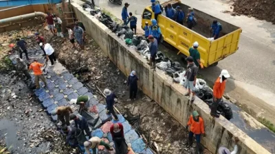 pembersihan-kali-ledug-tangerang-30-ton-sampah-banjir-2026