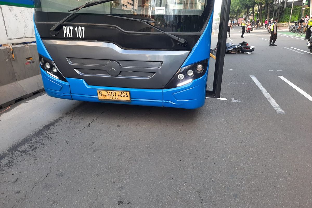 pemotor-tersenggol-terlindas-bus-transjakarta-sudirman