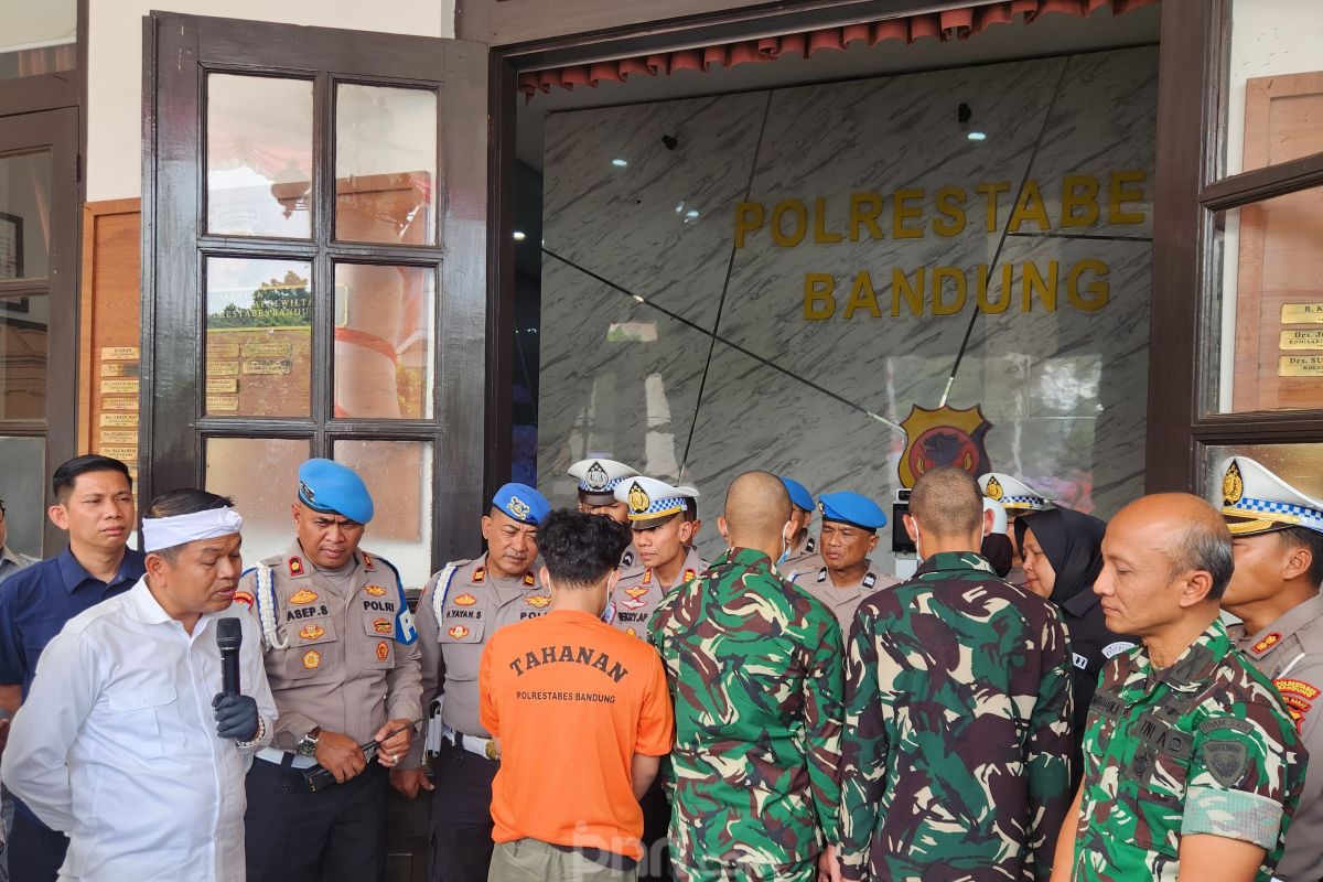 gubernur-jawa-barat-dedi-mulyadi-saat-menginterogasi-pelaku-sdt9