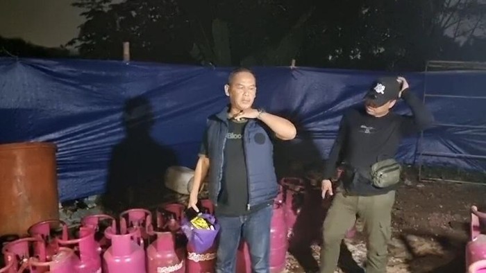 polisi-menggerebek-gudang-diduga-tempat-pengolosan-gas-di-gunung-putri-bogor-1786340472898_169