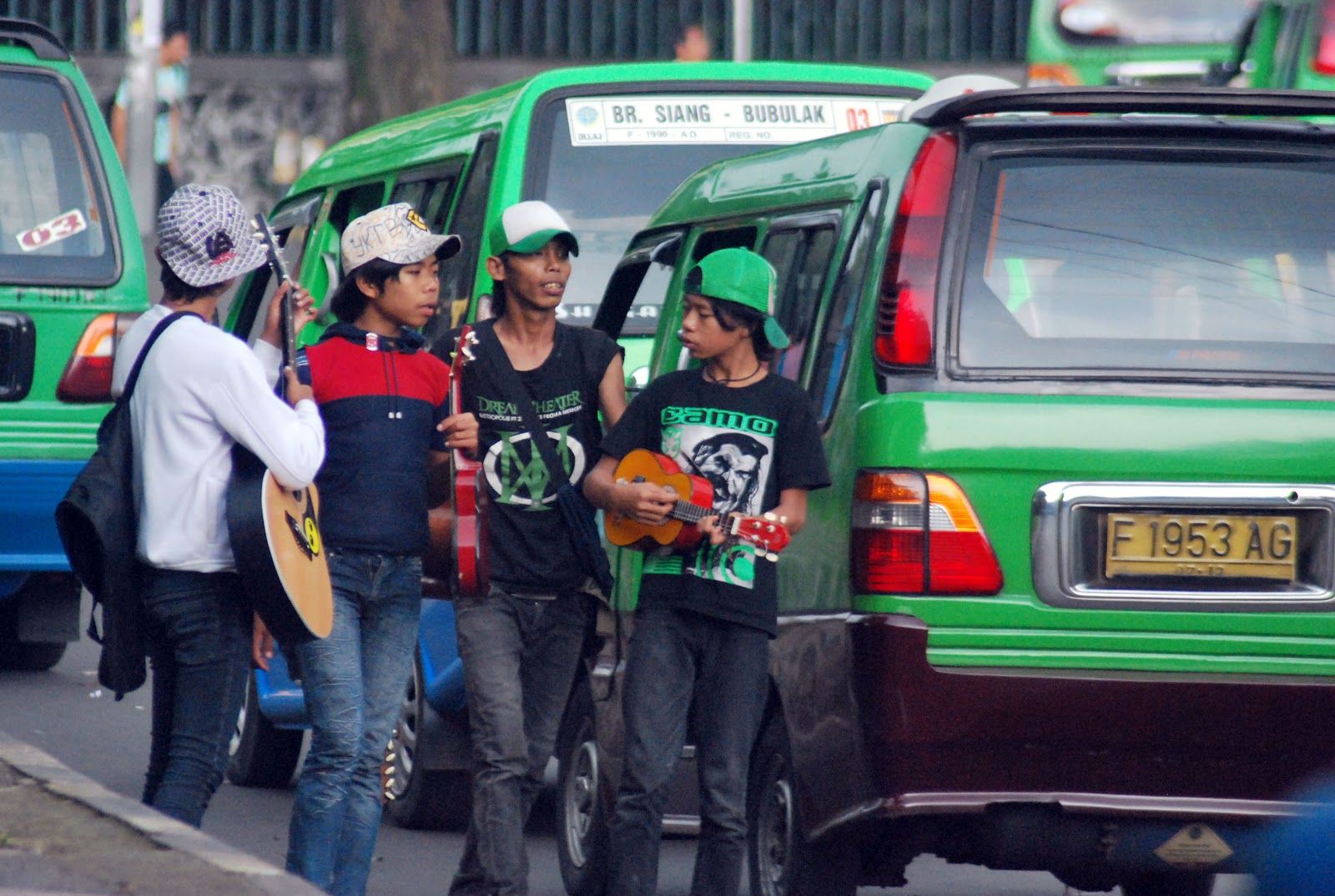 pengamen-jalanan-kujang-5725c31f4b3a10cd4a88cb2cee131f02